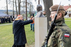 kardynał dziwisz przy pomniku Katarzyny filipek